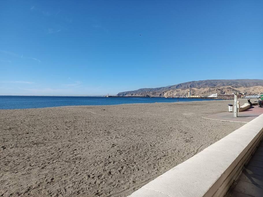Estupendo Piso Renovado A 30 Metros De La Playa Apartment Almeria Exterior photo